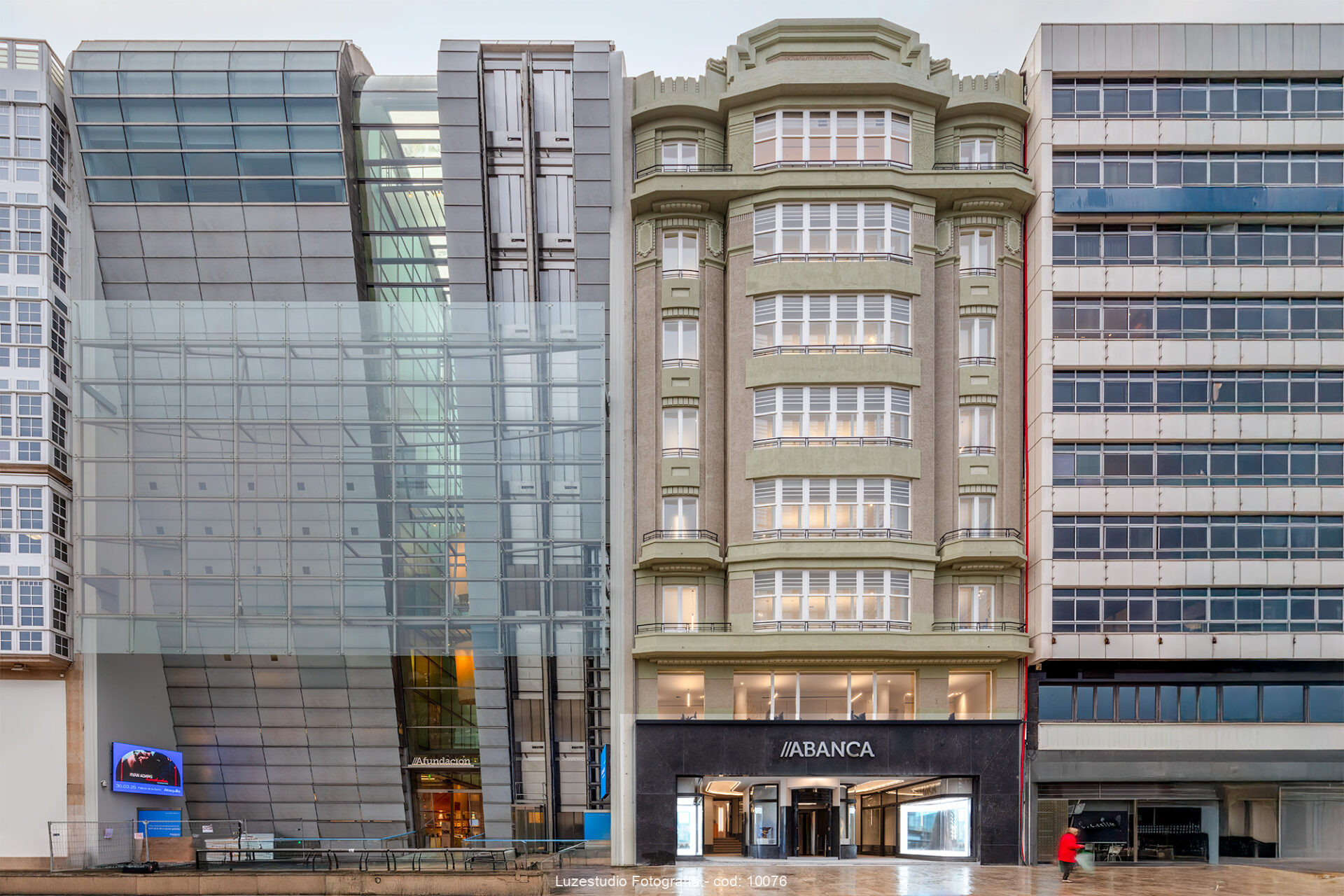 fachada edificio abanca en a coruña galicia reformado antiguos cine avenida fotógrafo de arquitectura xermán peñalver