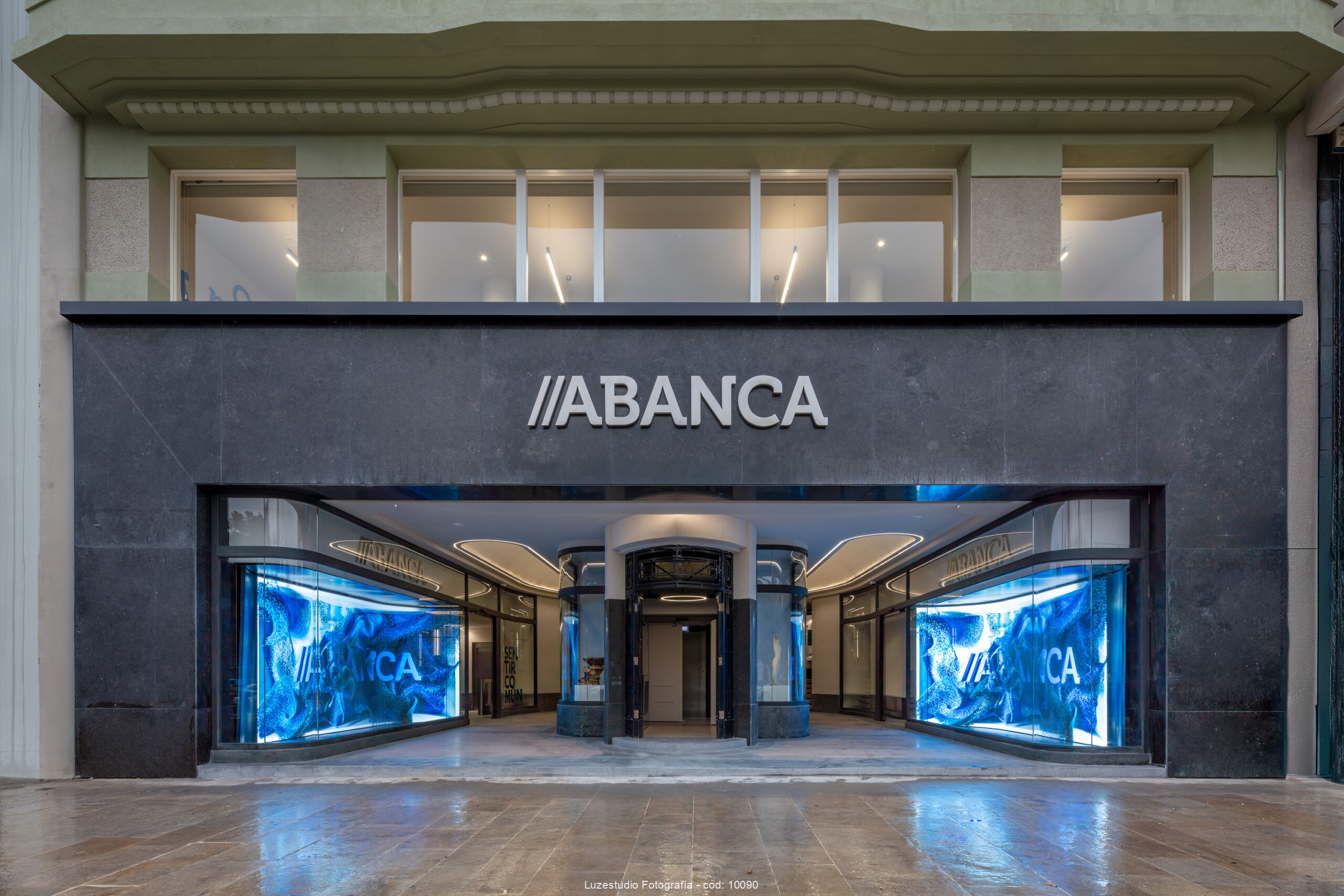 entrada al edificio abanca en a coruña galicia por fotógrafo xermán peñalver de luzestudio