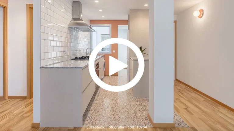 portada de vídeo de arquitectura de un piso en madrid con cocina abierta