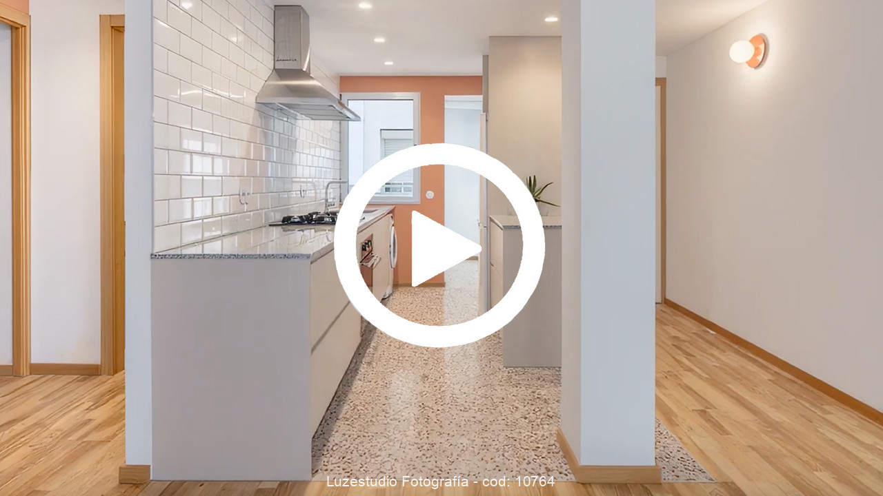portada de vídeo de arquitectura de un piso en madrid con cocina abierta