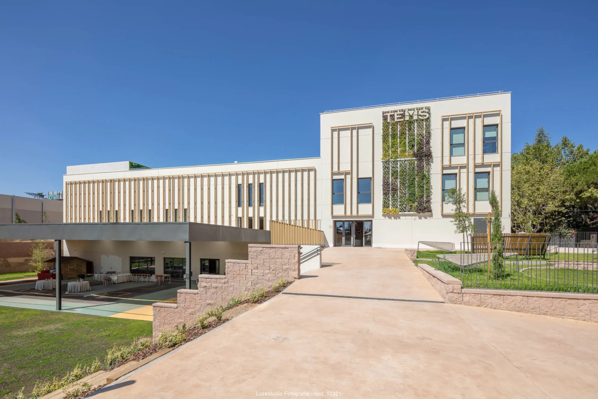 Fachada exterior del colegio TEMS Madrid, The English Montessori School