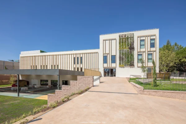 Fachada exterior del colegio TEMS Madrid, The English Montessori School