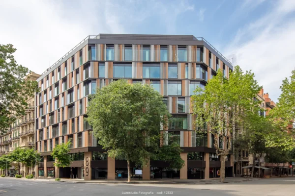 edificio de oficinas con fachada en chaflan reformada en barcelona calle balmes